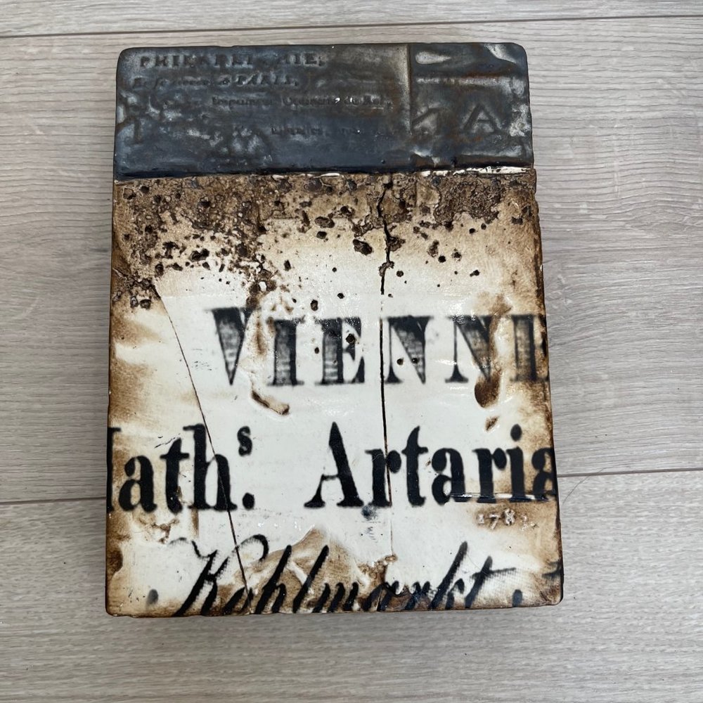 SID DICKENS RETIRED WALL TILE.  THE TABLET  T - 186